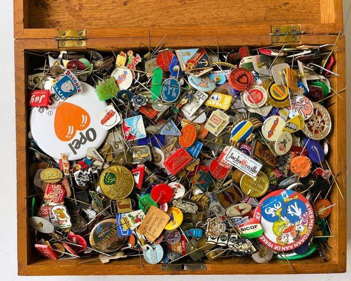 Speld - Grote verzameling speldjes (3.5 kilo) in houten kist, Antiek en Kunst, Antiek | Speelgoed