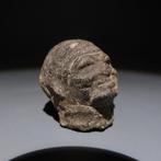 Maya Terracotta Hoofdfiguur. ca. 600 - 900 n.Chr. 3,7 cm