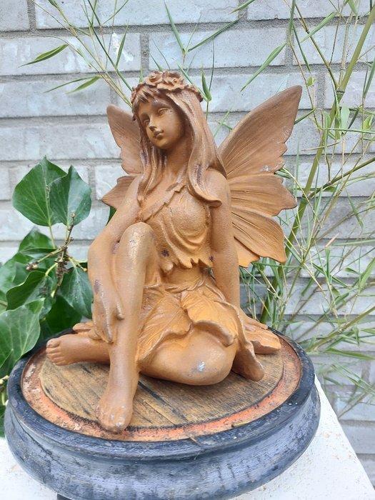 Beeld, metal statue of a sitting fairy - 23 cm - Gietijzer, Antiek en Kunst, Curiosa en Brocante