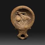 Oud-Romeins Terracotta Leuke olielamp met Amazon op een