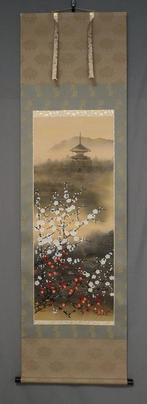 Tempel en pruimenbloesems - Met signatuur Seizan  - Zijde