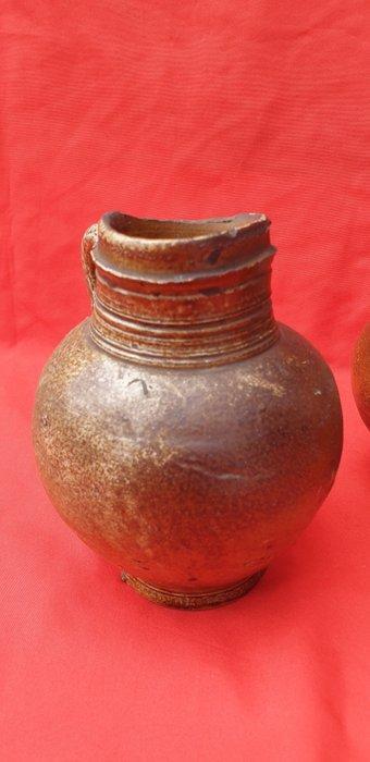 Kroes (3) - Drie middeleeuwse aardewerken kruiken uit de, Antiek en Kunst, Antiek | Glaswerk en Kristal