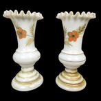 Vaas (2) -  Paar Franse vazen met bloemtekeningen  - Opaline, Antiek en Kunst