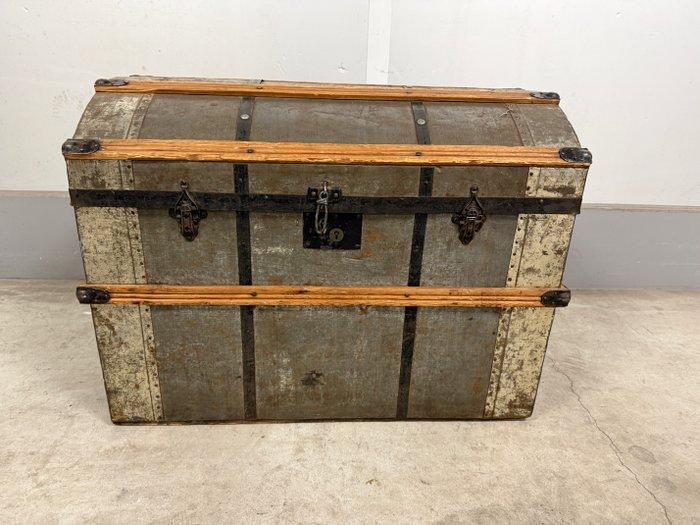 Kist - Hout, Metaal - Amerikaanse reiskoffer, Antiek en Kunst, Curiosa en Brocante