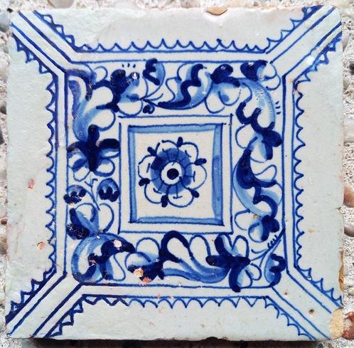 Tegel - Zeldzame Delftsblauwe ornamenttegel, zgn., Antiek en Kunst, Antiek | Glaswerk en Kristal