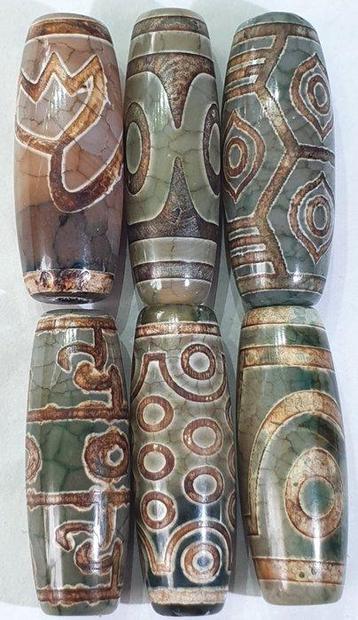 Collection damulettes Dzi en agate tibétaine pour la