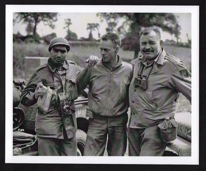 Robert Capa (1913–1954) - Robert Capa (left) and Ernest, Antiek en Kunst, Kunst | Designobjecten