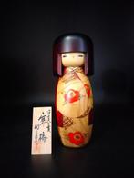 Usaburo - Beeldje, Japanse kokeshi pop met bloemdecoratie /