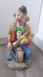 sculptuur, farbige Holzfigur - sitzender Clown mit Trompete