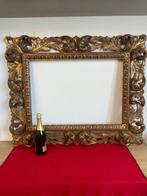 Cadre - store vénitien à cartouche doré à perforations,