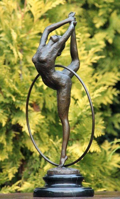 sculptuur, ballerina in hoepel - 40 cm - brons marmer, Antiek en Kunst, Kunst | Designobjecten