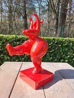 Statue, abstract kunstig beeld van een dikke dame in rode