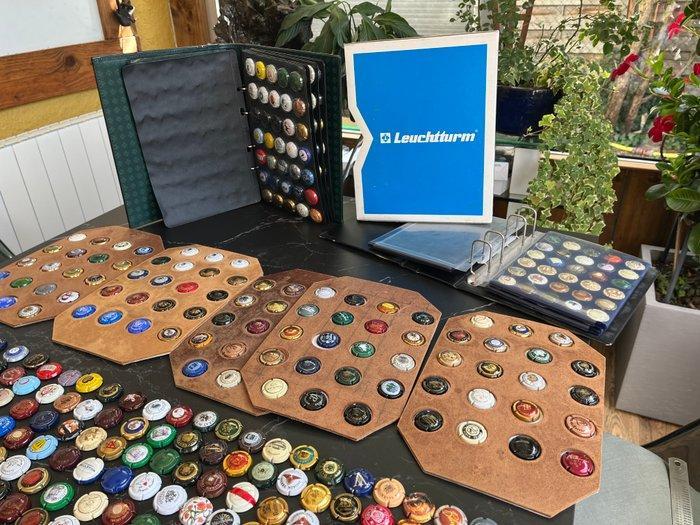 Leuchtturm - Champagne capsules (1275) - Metaal - Met twee, Antiek en Kunst, Antiek | Speelgoed
