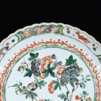 Assiette - Coupe polylobée aux émaux de la Famille Verte à, Antiek en Kunst