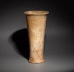 Oud-Egyptisch Albast Afgeknot kegelvormig vat. Middenrijk,, Verzamelen