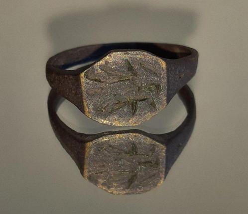 Middeleeuwen, kruisvaardersperiode Bronzen ring Krijger met, Handtassen en Accessoires, Antieke sieraden