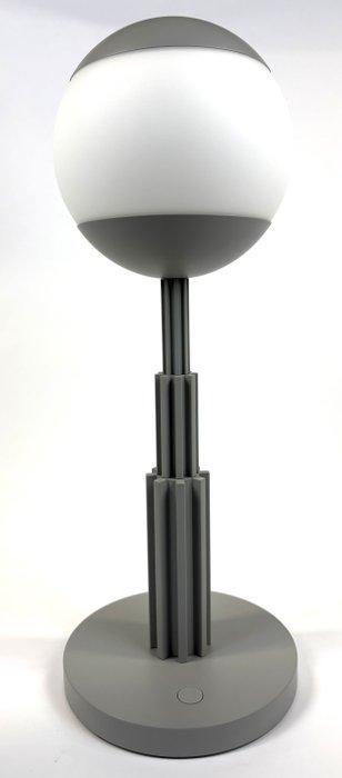 Aldo Rossi - Lampe - AR04 - Aluminium coloré, gris et sphère, Antiek en Kunst, Antiek | Meubels | Stoelen en Sofa's
