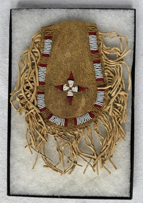 Leren tasje in vitrinekast - Geleed Kussensloop - Apache -, Antiek en Kunst, Kunst | Niet-Westerse kunst