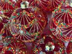 Napoli: 12 rode glazen kerstballen met kraaltjes guirlandes
