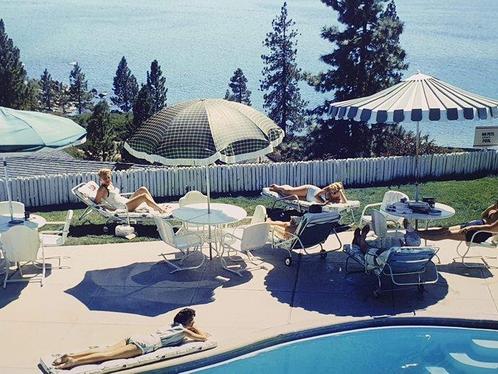 Slim Aarons (1916-2006) - Relaxing at Lake Tahoe, Antiek en Kunst, Kunst | Schilderijen | Modern