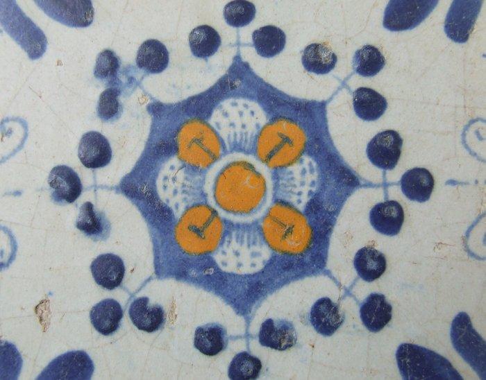 Tegel - Gekleurde Haarlemmer ornamenttegel. - 1650-1700, Antiek en Kunst, Antiek | Glaswerk en Kristal