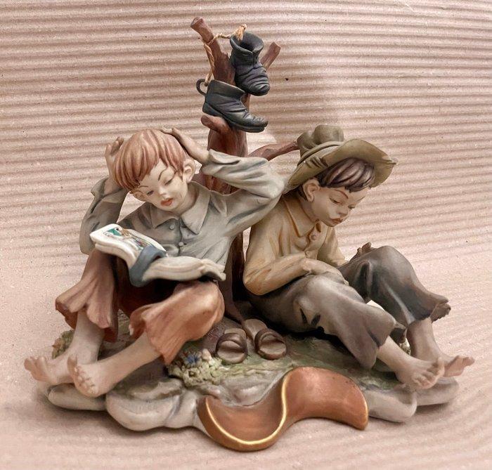 Capodimonte - Cortese (signed) - Beeldje, Two Boys with Book, Antiek en Kunst, Antiek | Glaswerk en Kristal