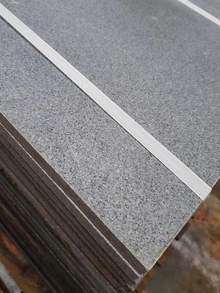 Dalles G654 adouci 50x50x2 20,50 m² liquidation stock, Doe-het-zelf en Bouw, Tegels, Ophalen