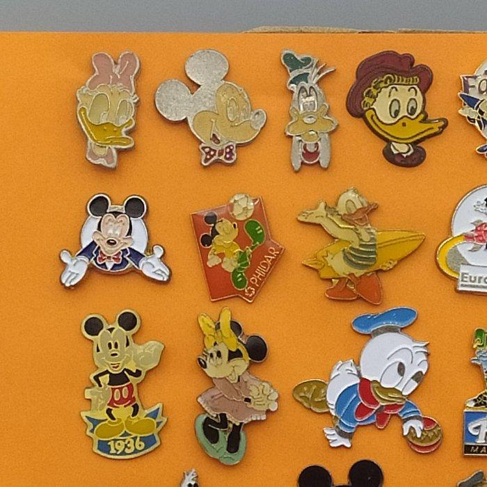 Badge à épingler Lot of 54 vintage Disney enamel pins –, Antiek en Kunst, Antiek | Speelgoed