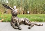 Beeldje - Chillende haas - Brons