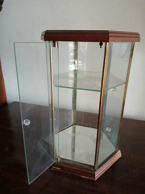 Large 33 cm glass paneled hexagonal with glass shelf -, Antiek en Kunst, Curiosa en Brocante