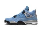 Air Jordan 4 Retro University Blue - Maat 39 EU, Kleding | Heren, Schoenen, Ophalen of Verzenden, Nieuw