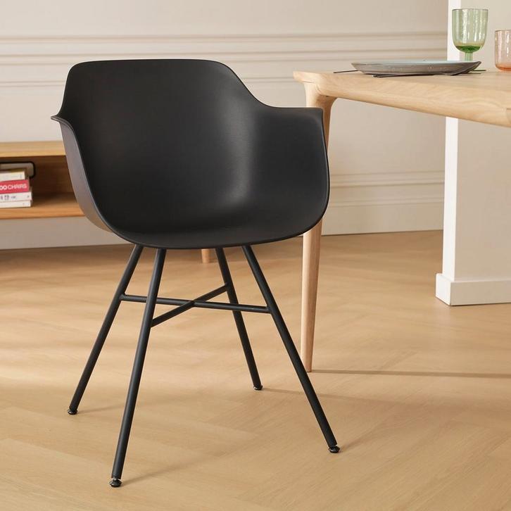 Zwarte kunststof kuipstoel | Eetkamerstoel | Op voorraad, Huis en Inrichting, Stoelen, Zwart, Eén, Nieuw, Kunststof, Verzenden