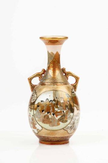 Vase - Émail, Or, Porcelaine, Un vase Kutani représentant