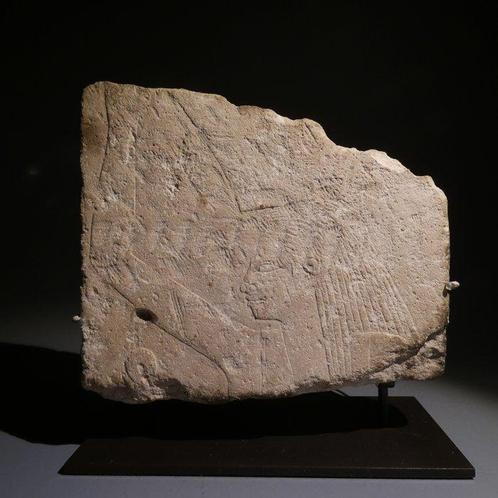 Oud-Egyptisch Kalksteen Mastaba reliëf offerdrager. 14,2 cm, Verzamelen, Mineralen en Fossielen