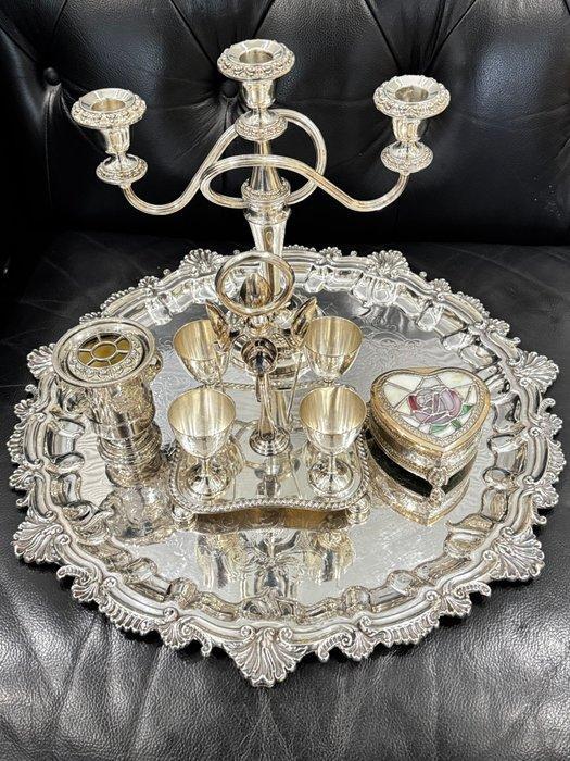 Large Ornate Sheffield Silver-Plated Round Salver -, Antiquités & Art, Antiquités | Meubles | Tables