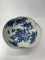 Kiyaki-gedecoreerd met blauw en wit met landschappen,