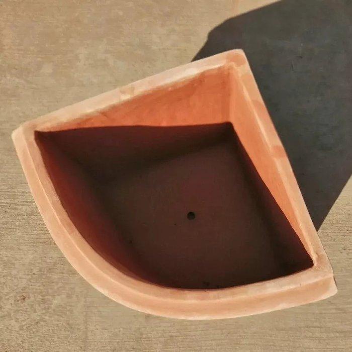 Vaas - Aardewerk - hoekvaas van terracotta, Antiek en Kunst, Curiosa en Brocante