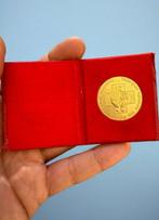 Curieuze en betekenisvolle medaille in verguld brons van de, Antiquités & Art