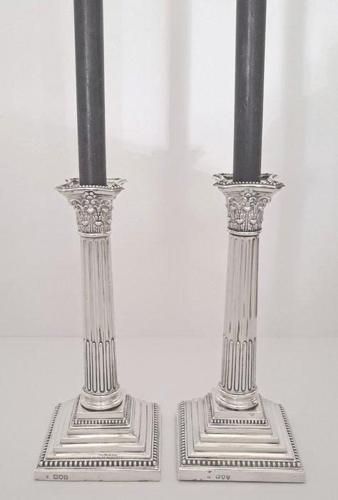 John Aldwinckle & Thomas Slater - Kandelaar - hoog model in, Antiek en Kunst, Antiek | Zilver en Goud