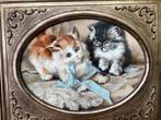 Kittens spelend met blauwe strik , op houten paneel, Antiek en Kunst