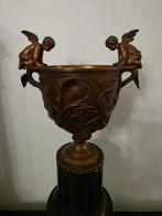 Beker op een voet - Gepatineerd brons - Belangrijke beker
