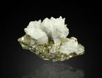 Grote pyriet met fluorescerende calciet. Kristalcluster -, Verzamelen