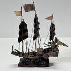 Modelboot - A model of a Chinese Junk (; pinyin: zng)