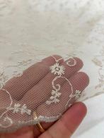 Stof voor gordijnen, kostbaar Frans kant met borduursel en