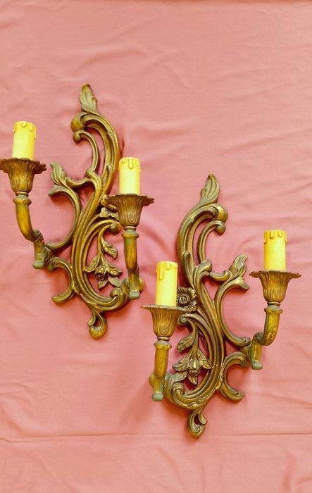 Lamp - Verguld brons - Een paar wandlampen van verguld brons, Antiek en Kunst, Curiosa en Brocante