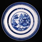 Bord - Assiette en porcelaine à décor bleu et blanc dun
