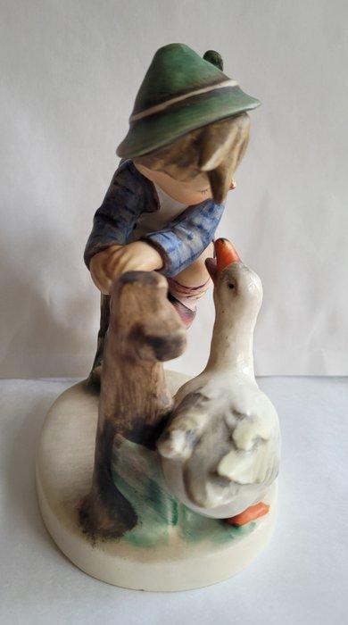 Figurine - Hummel Goebel groot beeld jongen op hek met gans, Antiek en Kunst, Curiosa en Brocante