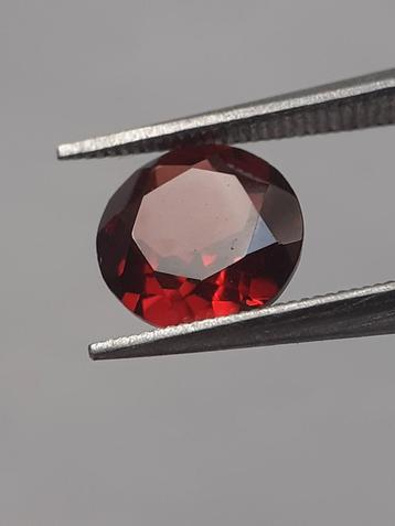 Natural Red Rhodolite Garnet - 1.384 ct - round - unheated disponible aux enchères