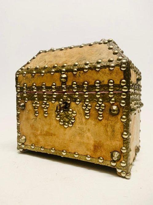 Boîte en bois de style ottoman, recouverte de cuir avec des, Antiek en Kunst, Kunst | Niet-Westerse kunst