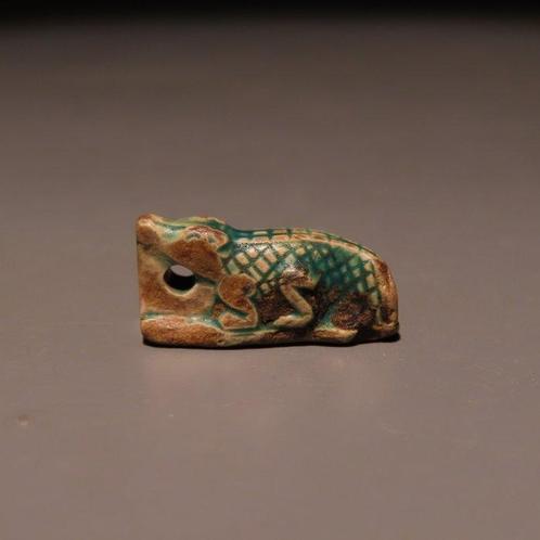 Égypte ancienne Stéatite Amulette en forme de crocodile, Verzamelen, Mineralen en Fossielen